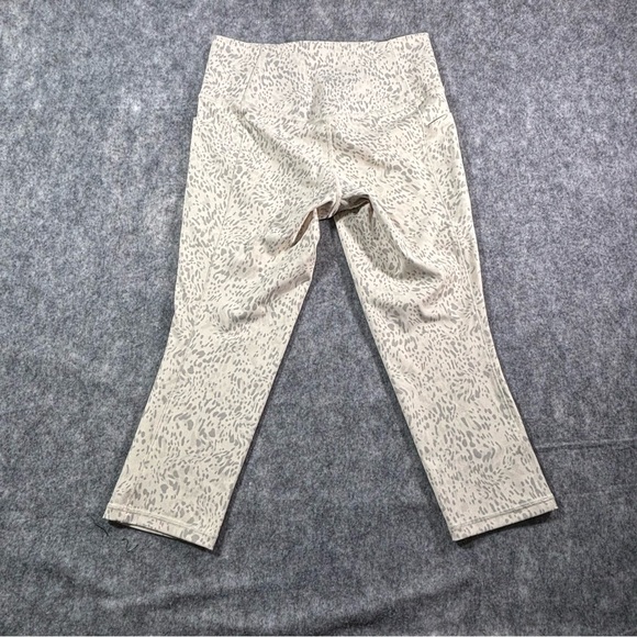 Athleta Womens Gray/Cream Salutation Stash Pocket II Print Capri Size M - Picture 2 of 12
